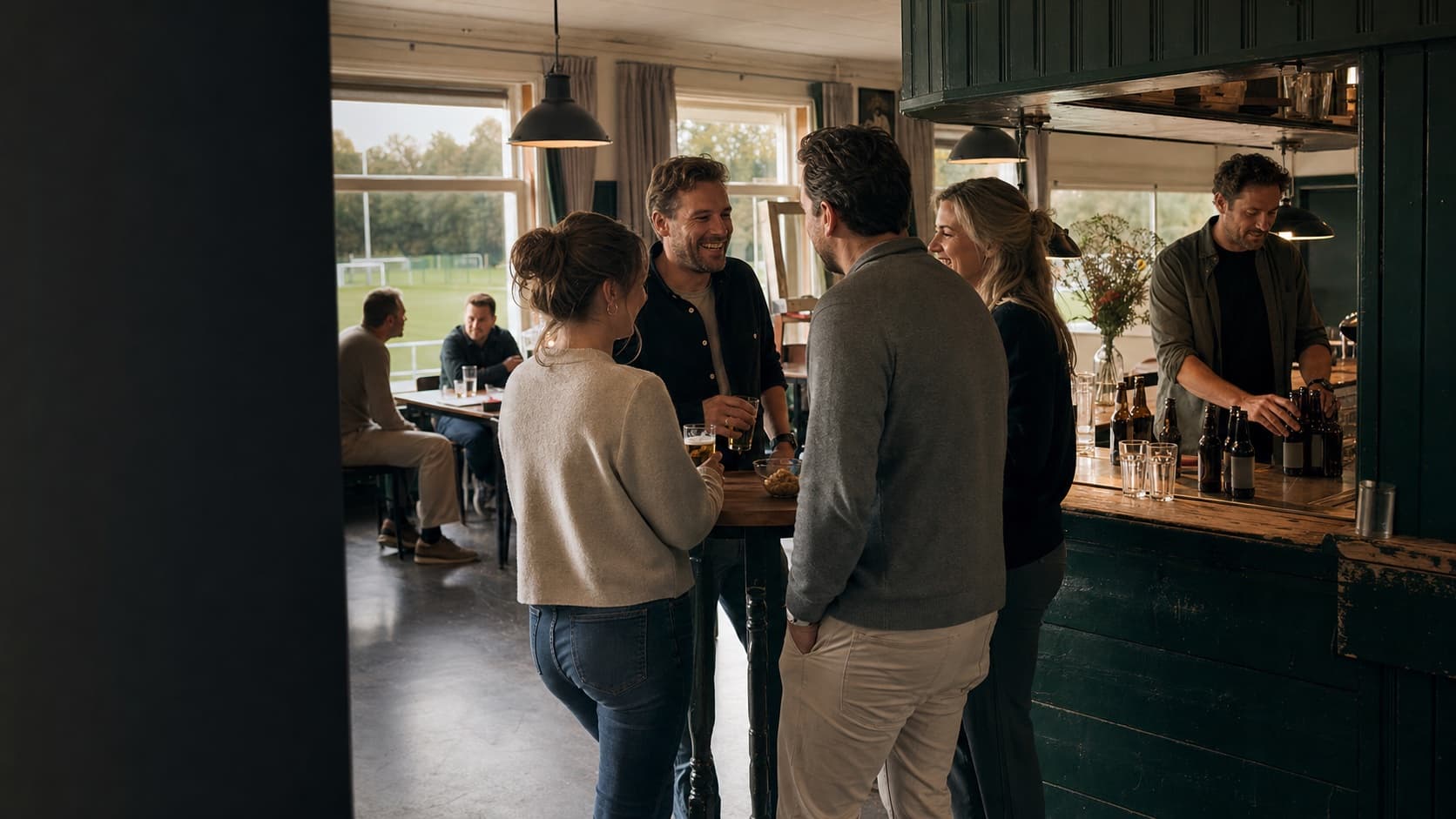 Volwassen bezoekers in een clubhuis na de wedstrijd